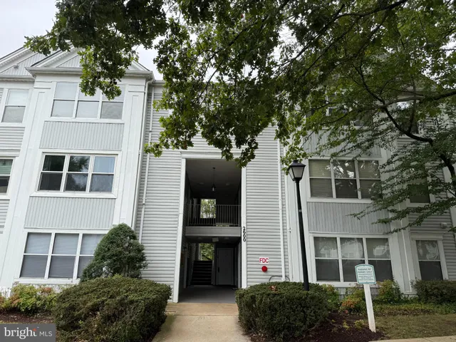 $1,900 | 2600 Camelback Lane, Unit 9, Silver Spring, MD 20906