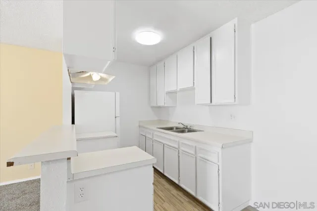 a view of a very nice looking house