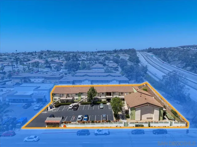 a view of houses with sky view