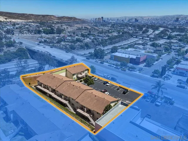 a view of entryway of the house