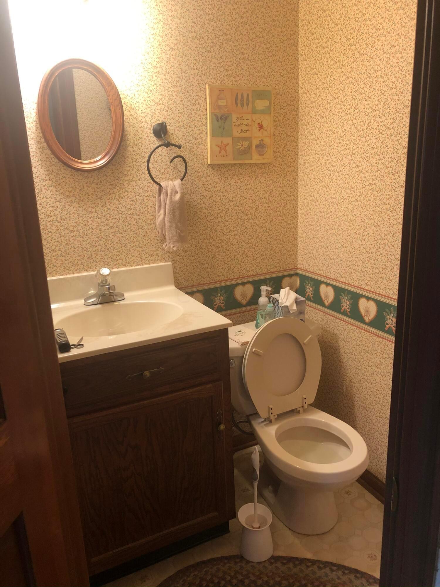 939 Vernon Road Columbus, OH 43209 - Photo 7 of 20 ground floor half bath