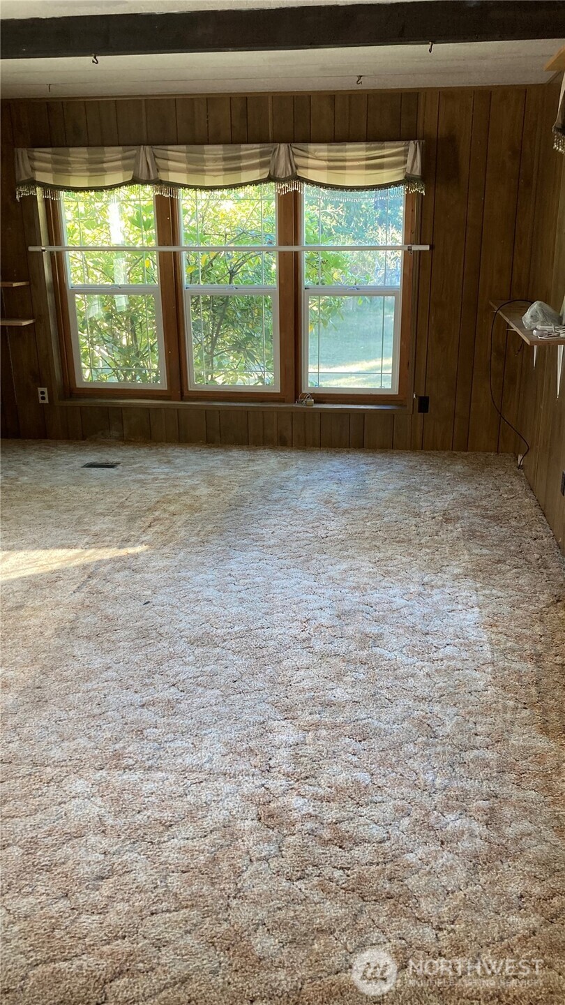 6402 154th Street Northwest, Unit 40 Gig Harbor, WA 98332 - Photo 12 of 23 a view of a livingroom with an empty space and a window