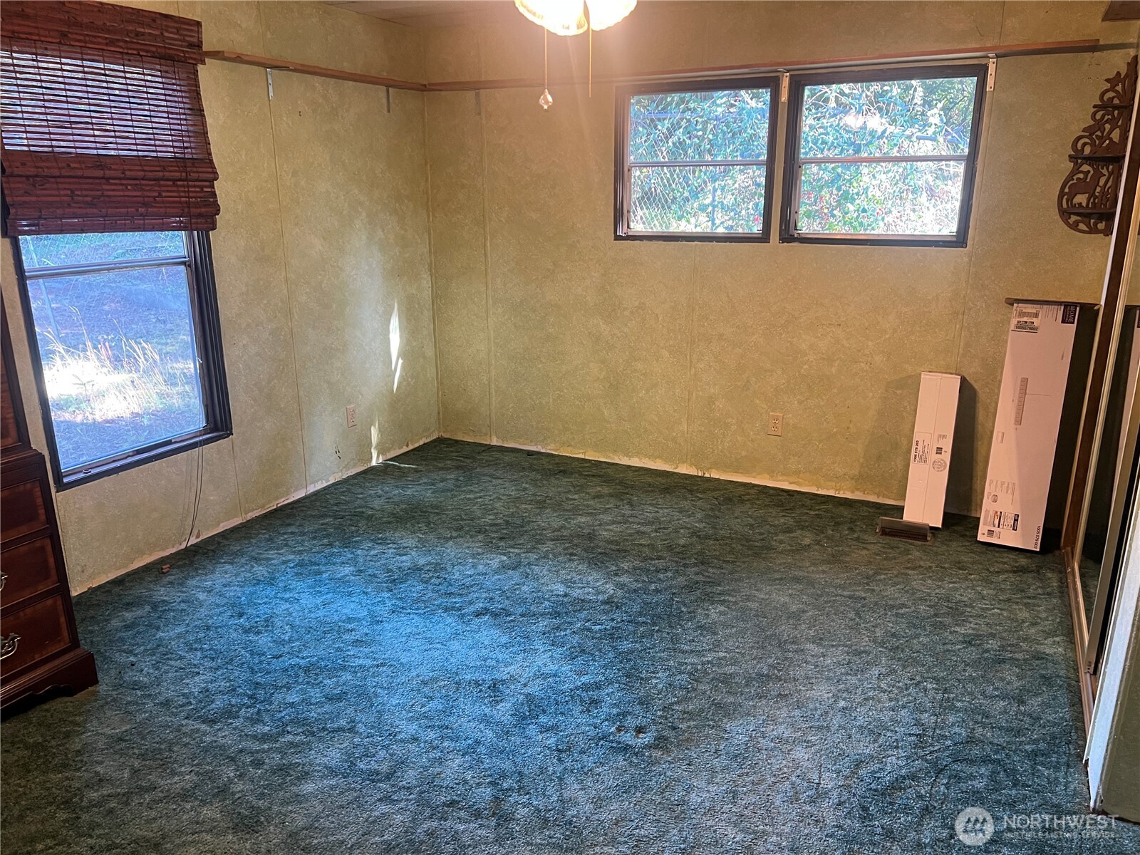 6402 154th Street Northwest, Unit 40 Gig Harbor, WA 98332 - Photo 17 of 23 a view of an empty room and a window