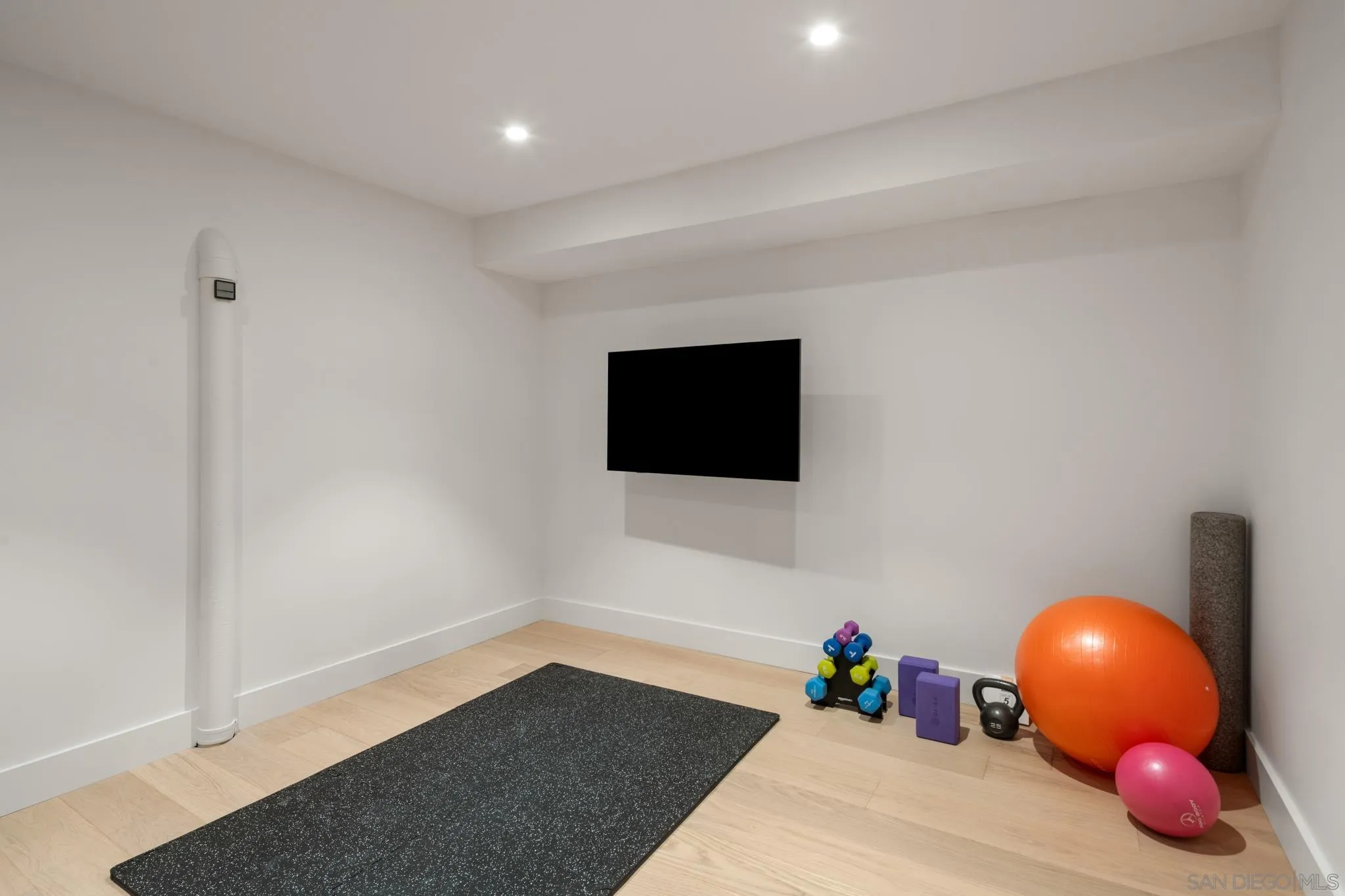 404 Pine Needles Drive Del Mar, CA 92014 - Photo 46 of 71 a living room with a flat screen tv