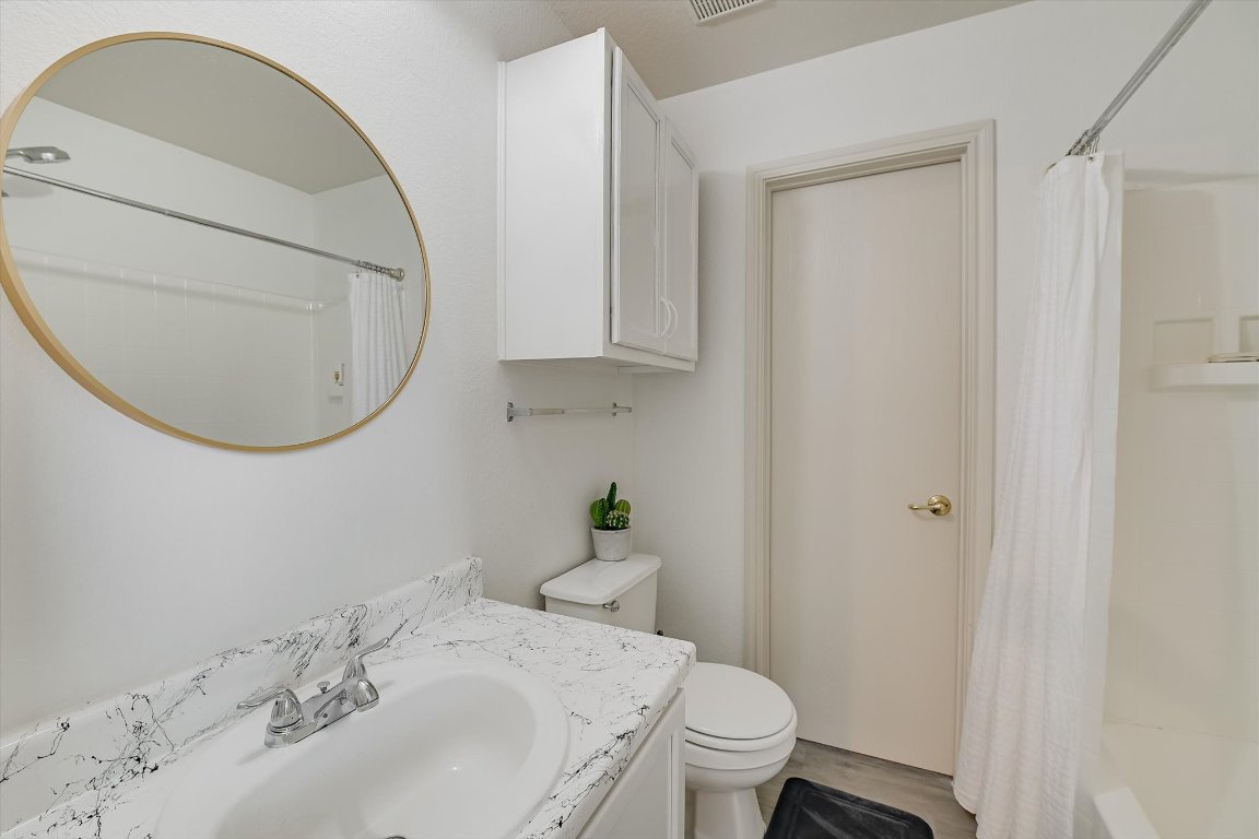 8710 Davis Oaks Trail Austin, TX 78748 - Photo 14 of 20 a bathroom with a sink and a mirror