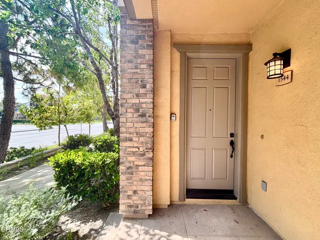 a view of entryway with a yard