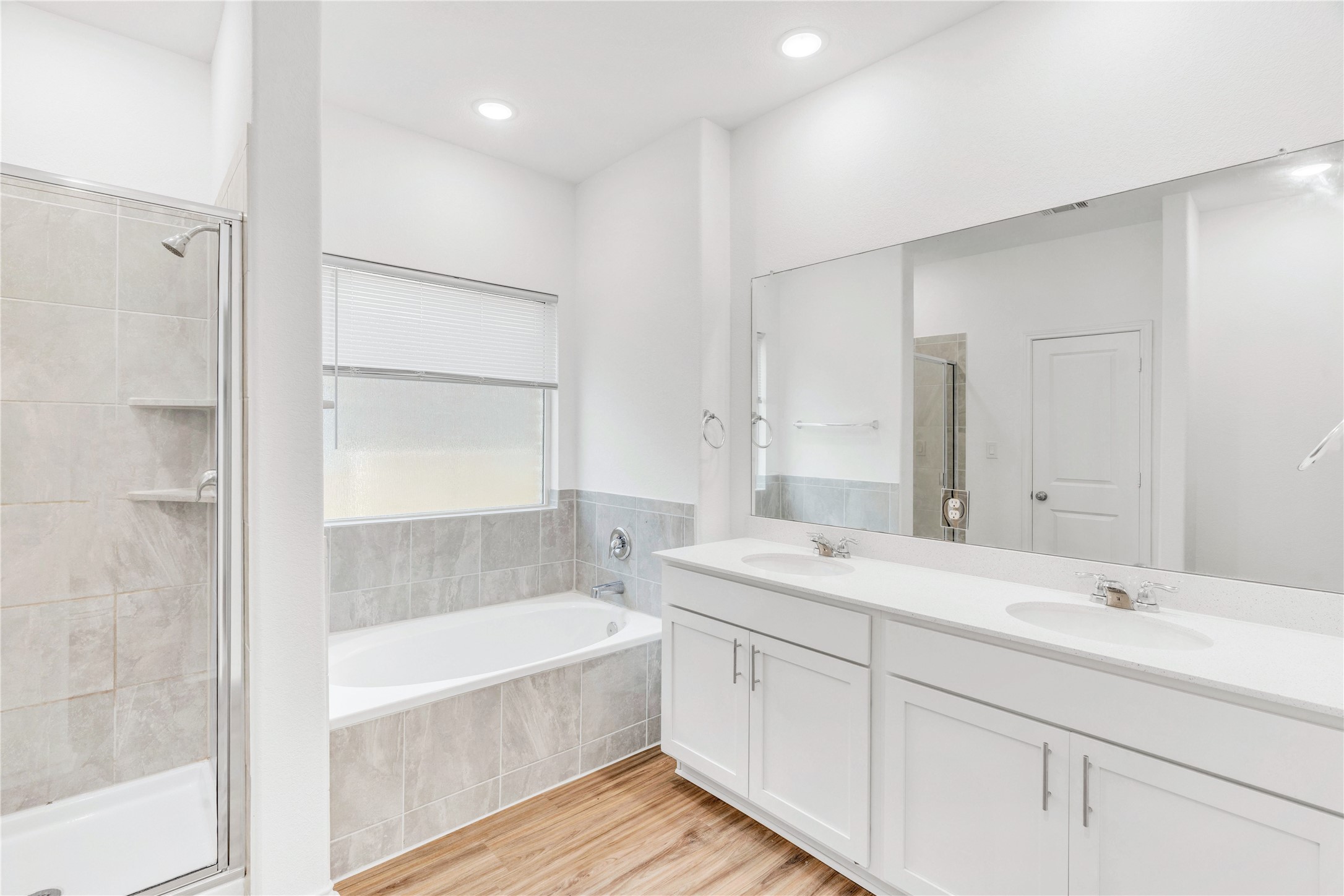 212 Saddle Mountain Road Georgetown, TX 78628 - Photo 15 of 38 a bathroom with a tub a sink shower and mirror