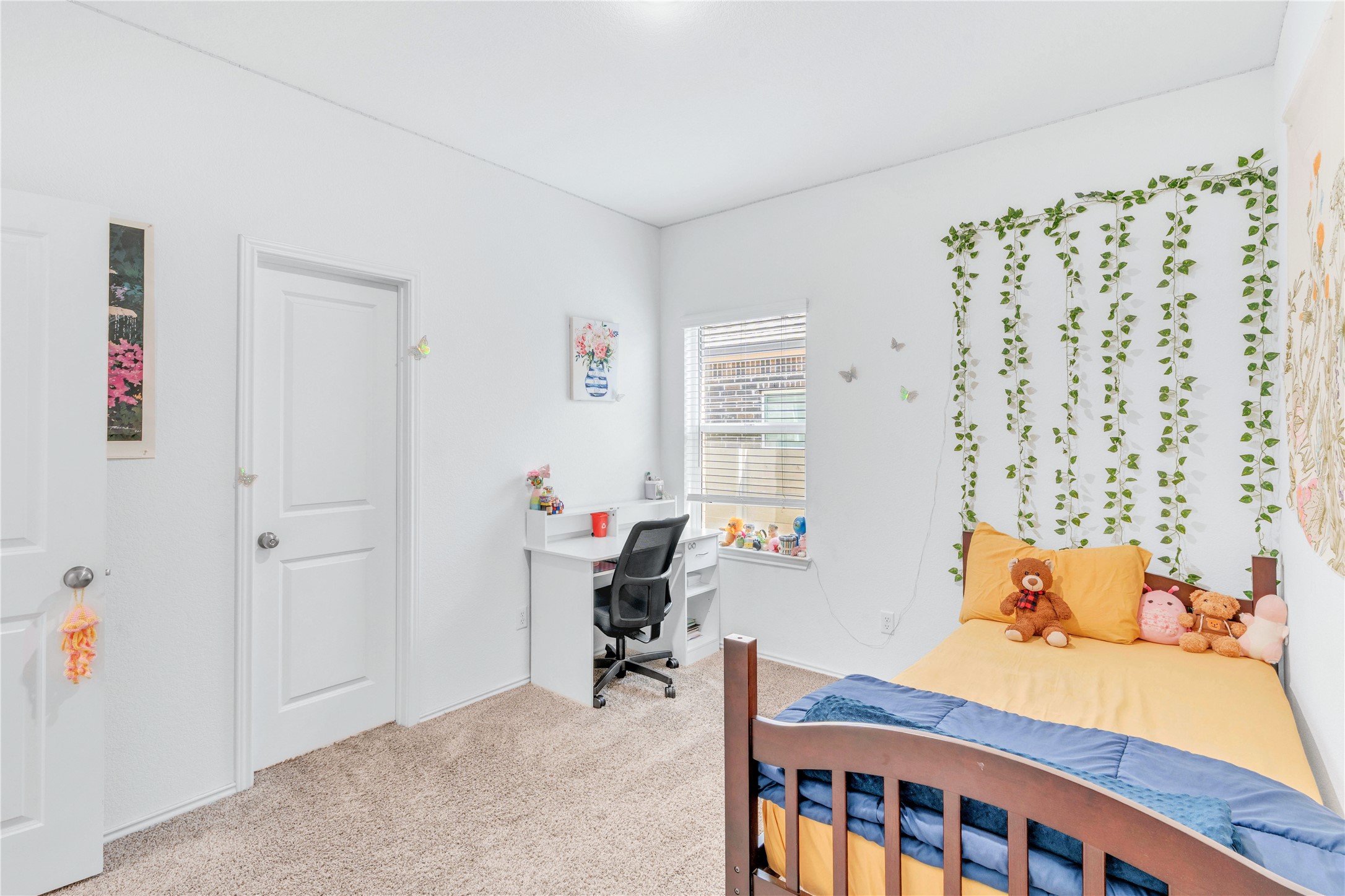 212 Saddle Mountain Road Georgetown, TX 78628 - Photo 20 of 38 a bedroom with furniture and a window