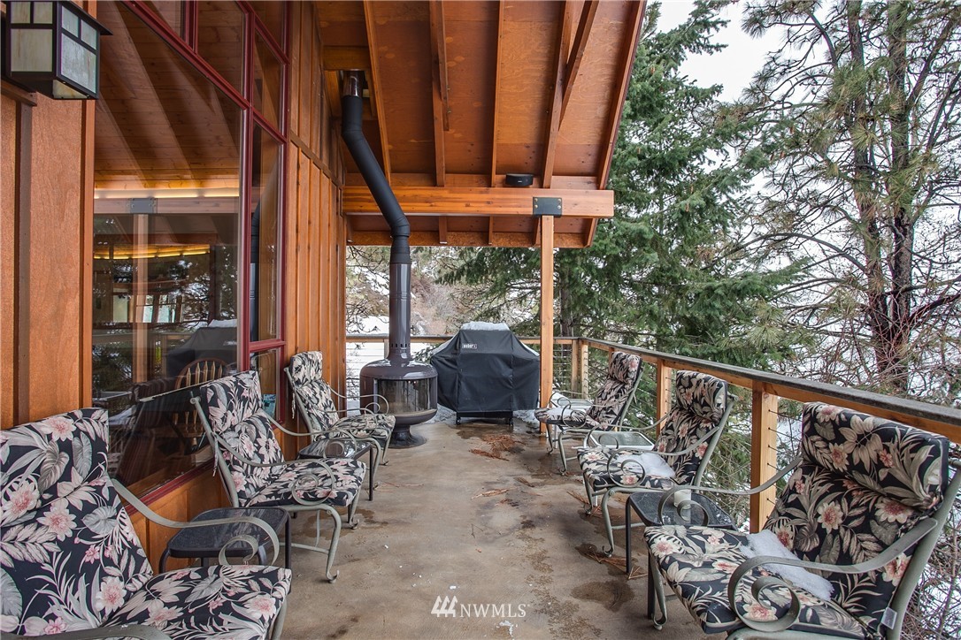 19540 South Lakeshore Road Chelan, WA 98816 - Photo 3 of 24 Gallery Image 3