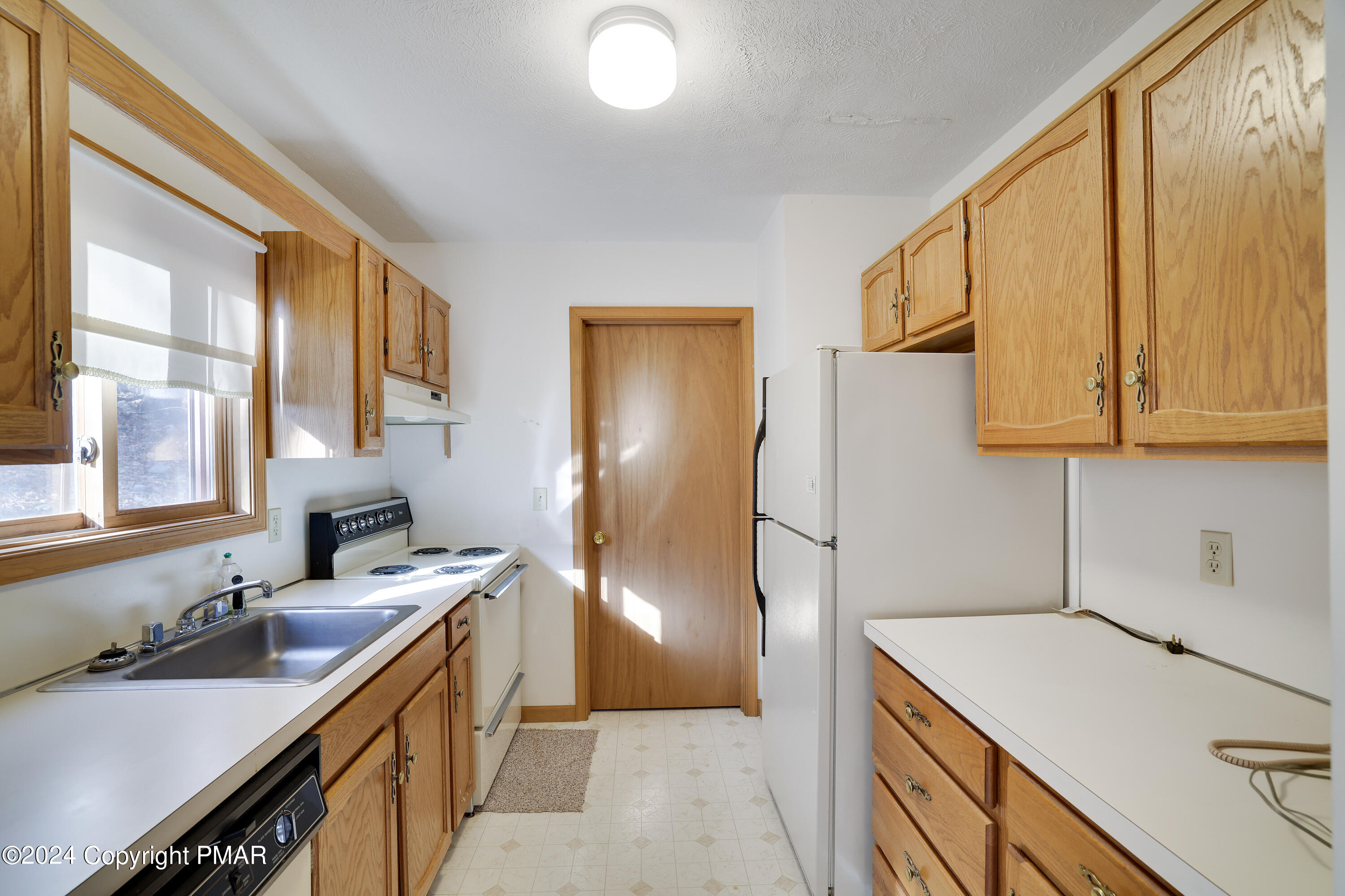 2104 Scarborough Way Bushkill, PA 18324 - Photo 12 of 31 RBR53600