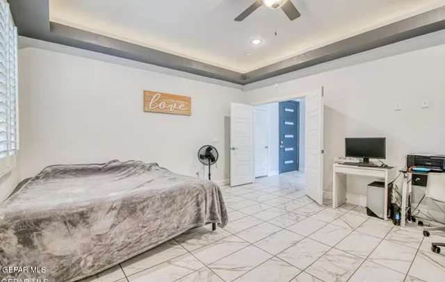a en suite bathroom with a double vanity sink and a mirror