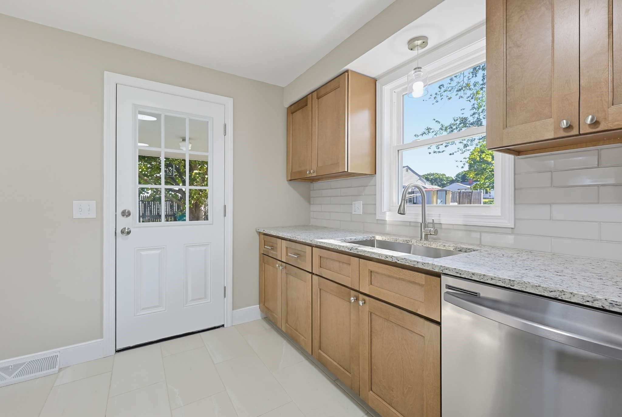 28 Deerfield Road Attleboro, MA 02703 - Photo 10 of 36 Gallery Image 10