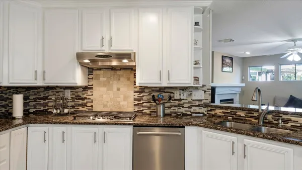 $650,000 | 10 Owls Cove Place, The Woodlands, TX 77382