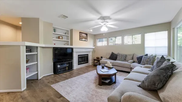 $650,000 | 10 Owls Cove Place, The Woodlands, TX 77382
