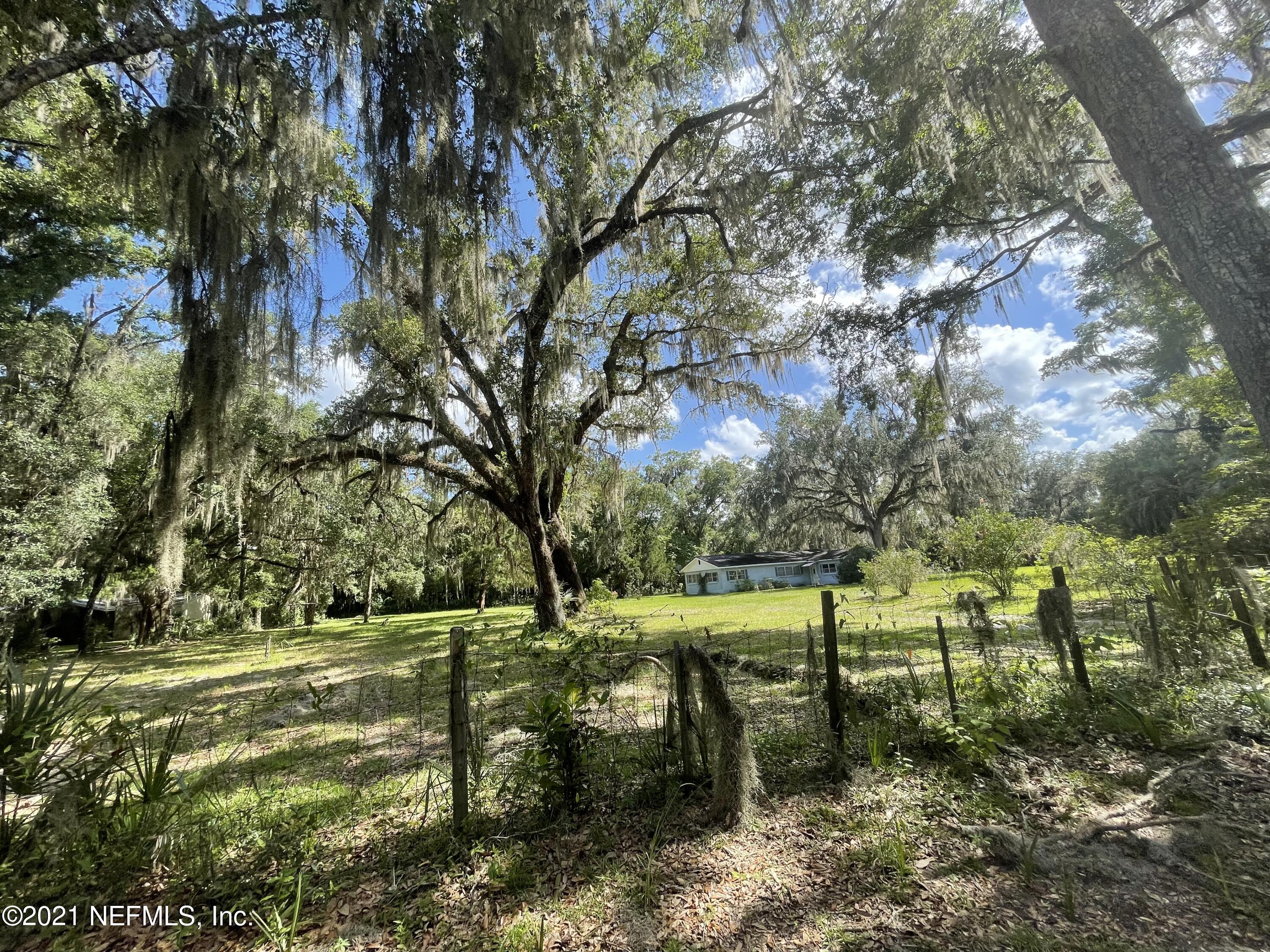 437 East End Road San Mateo, FL 32187 - Photo 8 of 60 594C9224-19E4-4B7E-A04C-4B206E9576FF