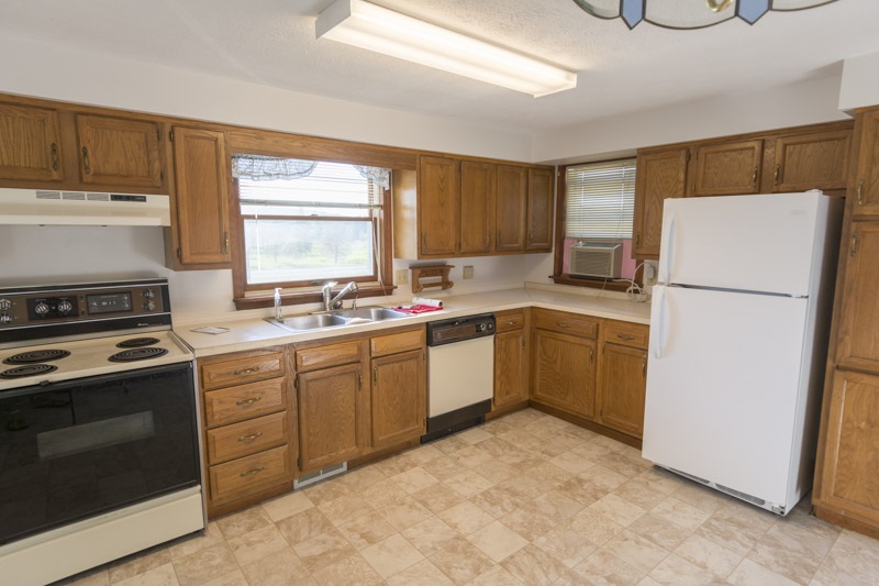 8464 South Schomberg Road Cedar, MI 49621 - Photo 5 of 24 1803858-4.JPG