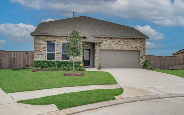 a view of a house with backyard and garden