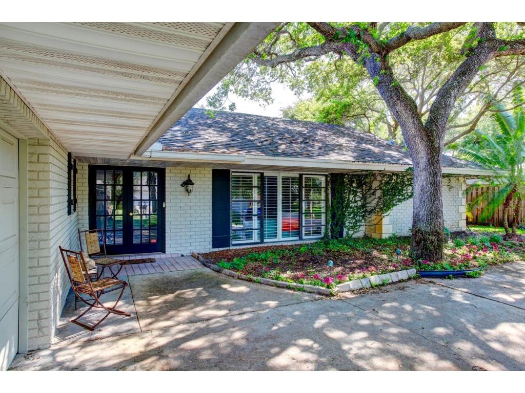 826 Banyan Road Vero Beach, FL 32963 - Photo 2 of 33 Gallery Image 2