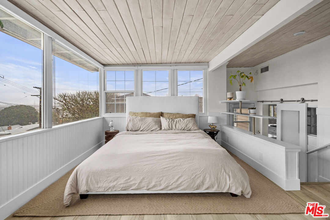 7520 Earldom Avenue Playa del Rey, CA 90293 - Photo 8 of 28 a large bed sitting in a bedroom next to a large window