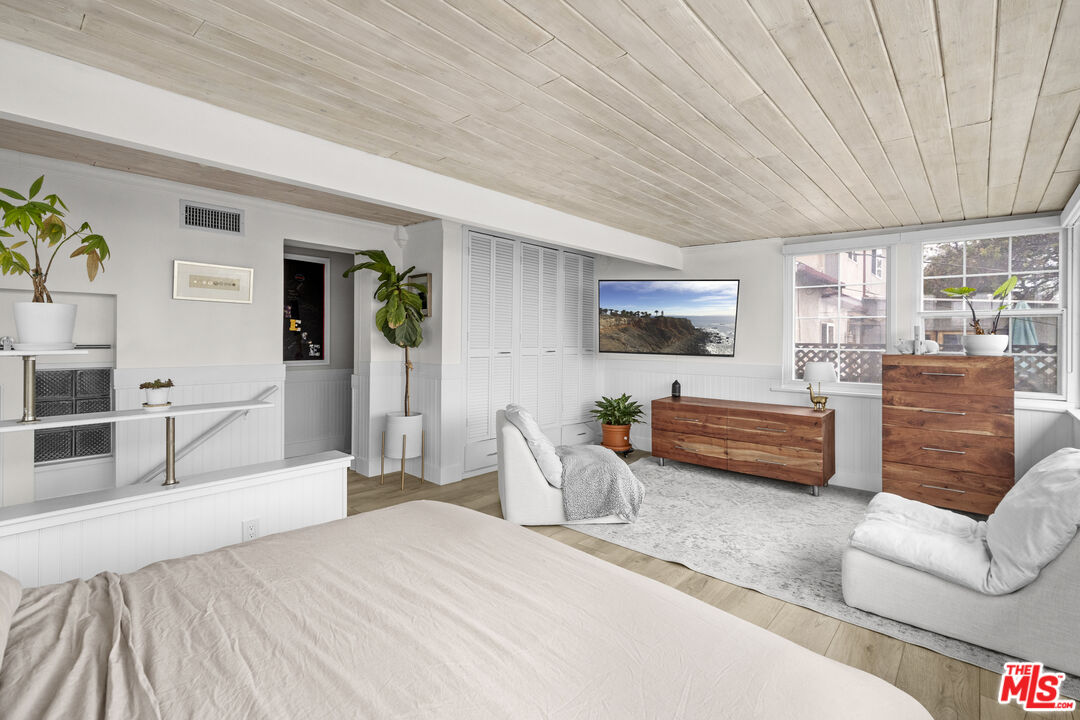 7520 Earldom Avenue Playa del Rey, CA 90293 - Photo 9 of 28 a bedroom with furniture and a flat screen tv