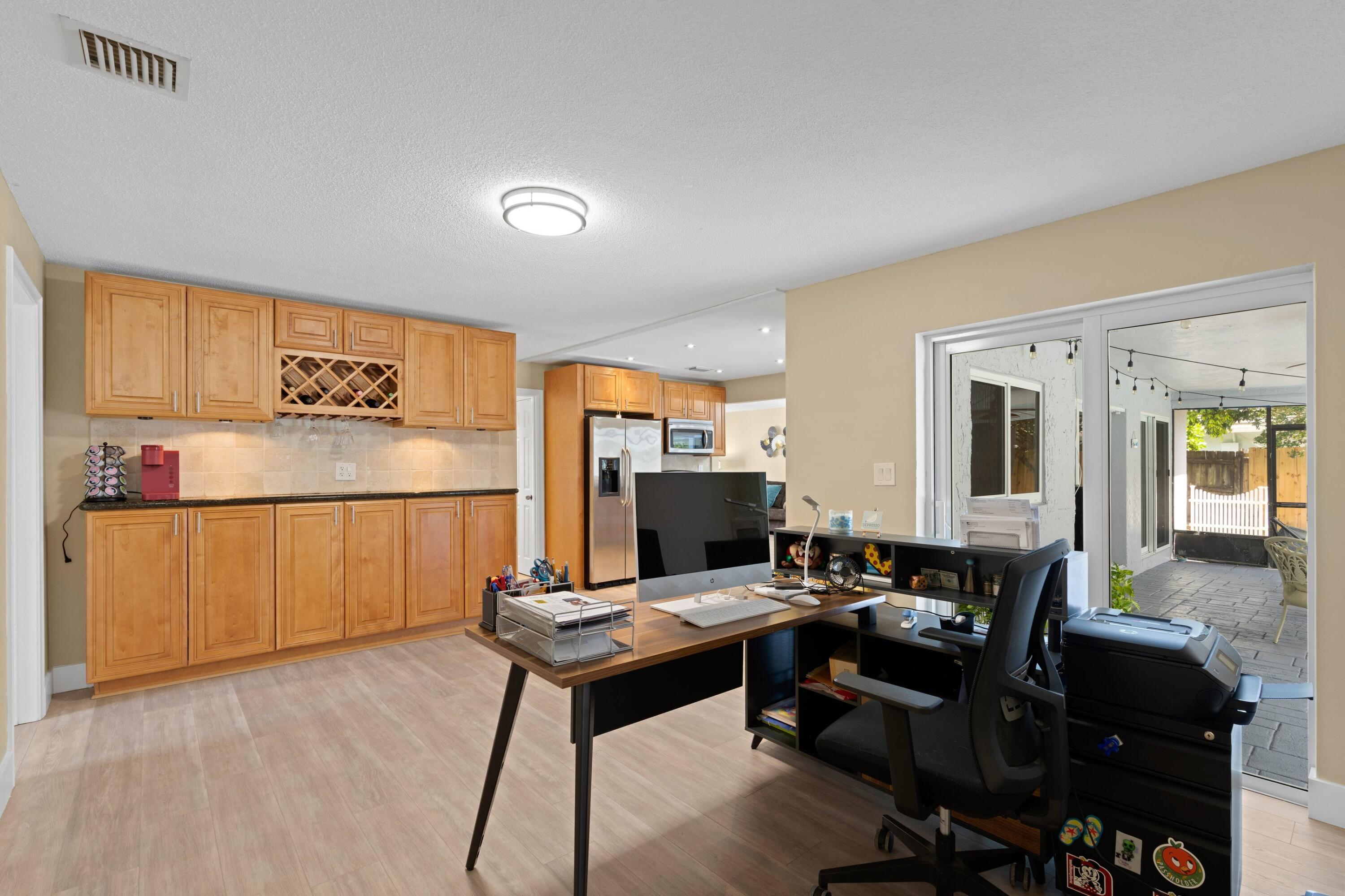 Eat-In Kitchen