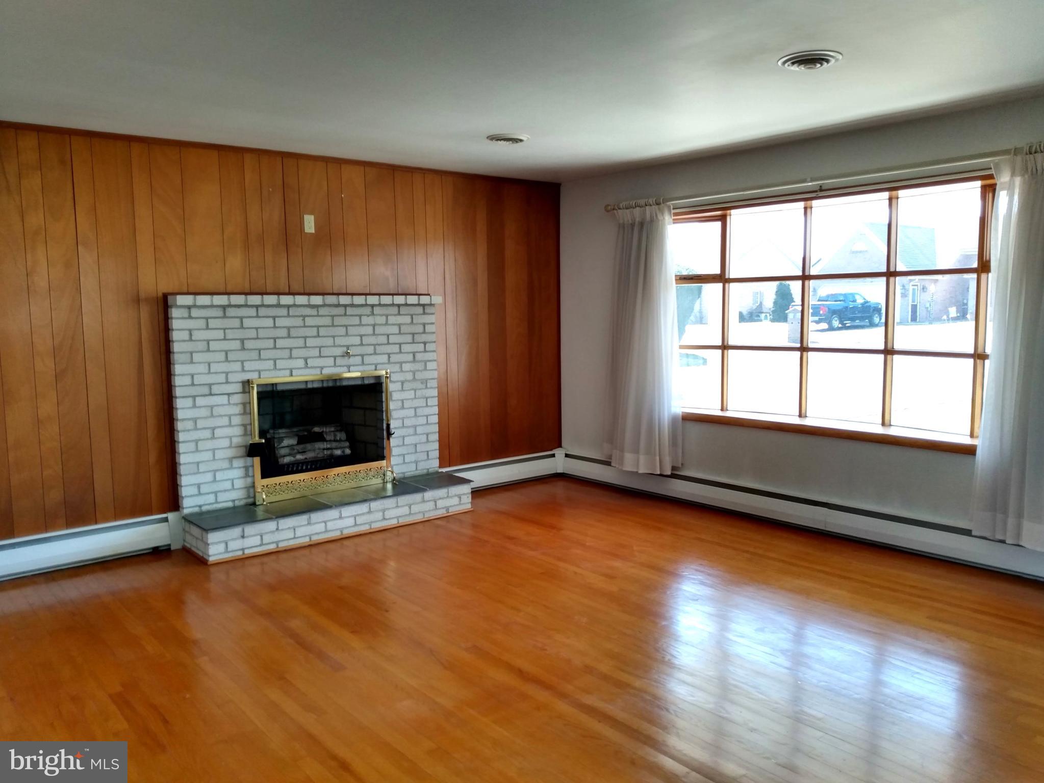 228 Mill Road Chambersburg, PA 17201 - Photo 4 of 32 Living Room