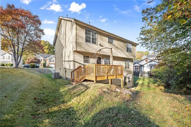 a view of a house with a yard