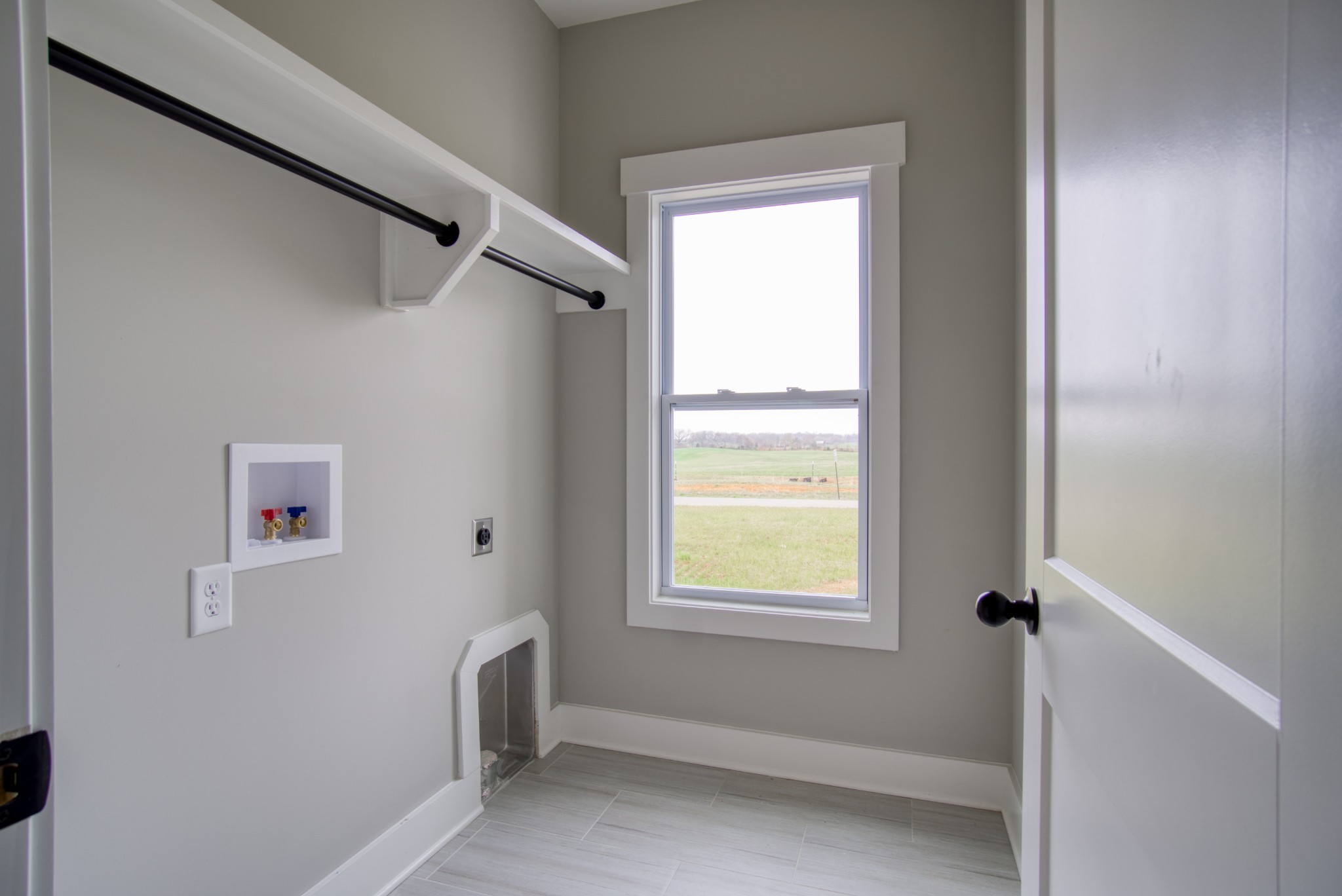 5691 Minnis Road Springfield, TN 37172 - Photo 13 of 19 a view of an empty room with a window
