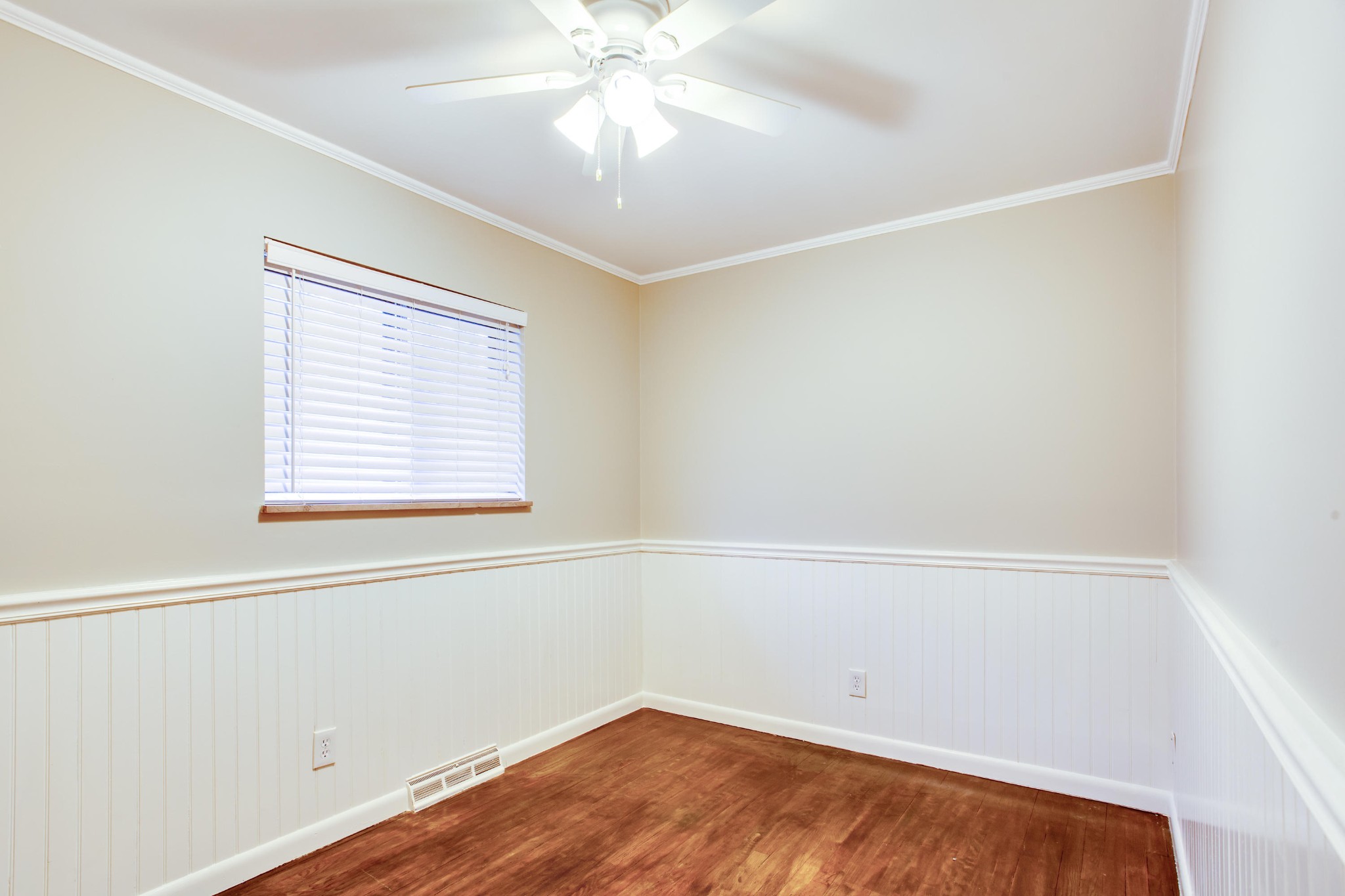 100 Culver Road Oak Ridge, TN 37830 - Photo 17 of 22 an empty room with a window and a ceiling fan