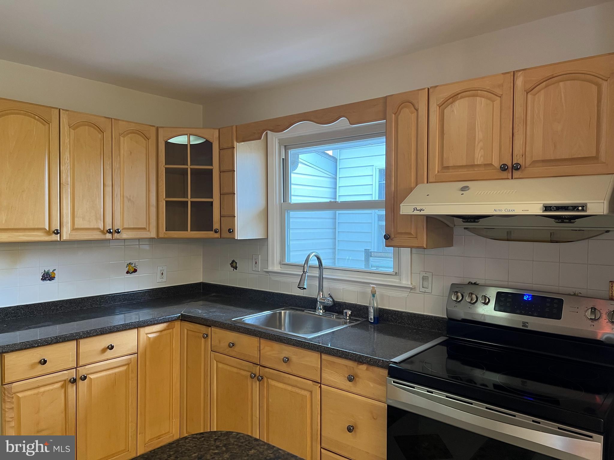 1025 Alpena Road Philadelphia, PA 19115 - Photo 15 of 59