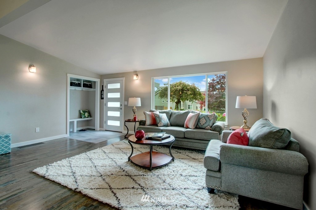 11012 148th Avenue Southeast Renton, WA 98059 - Photo 4 of 18 Gallery Image 4