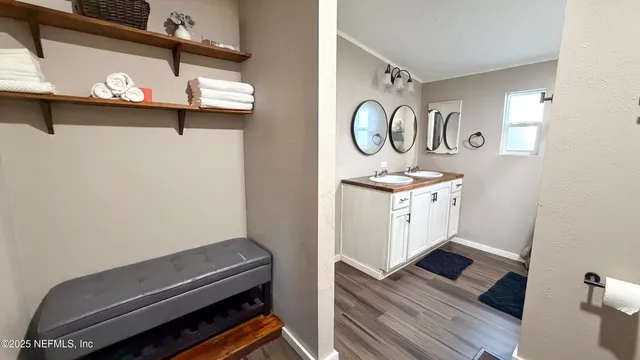 a view of a livingroom with a workspace