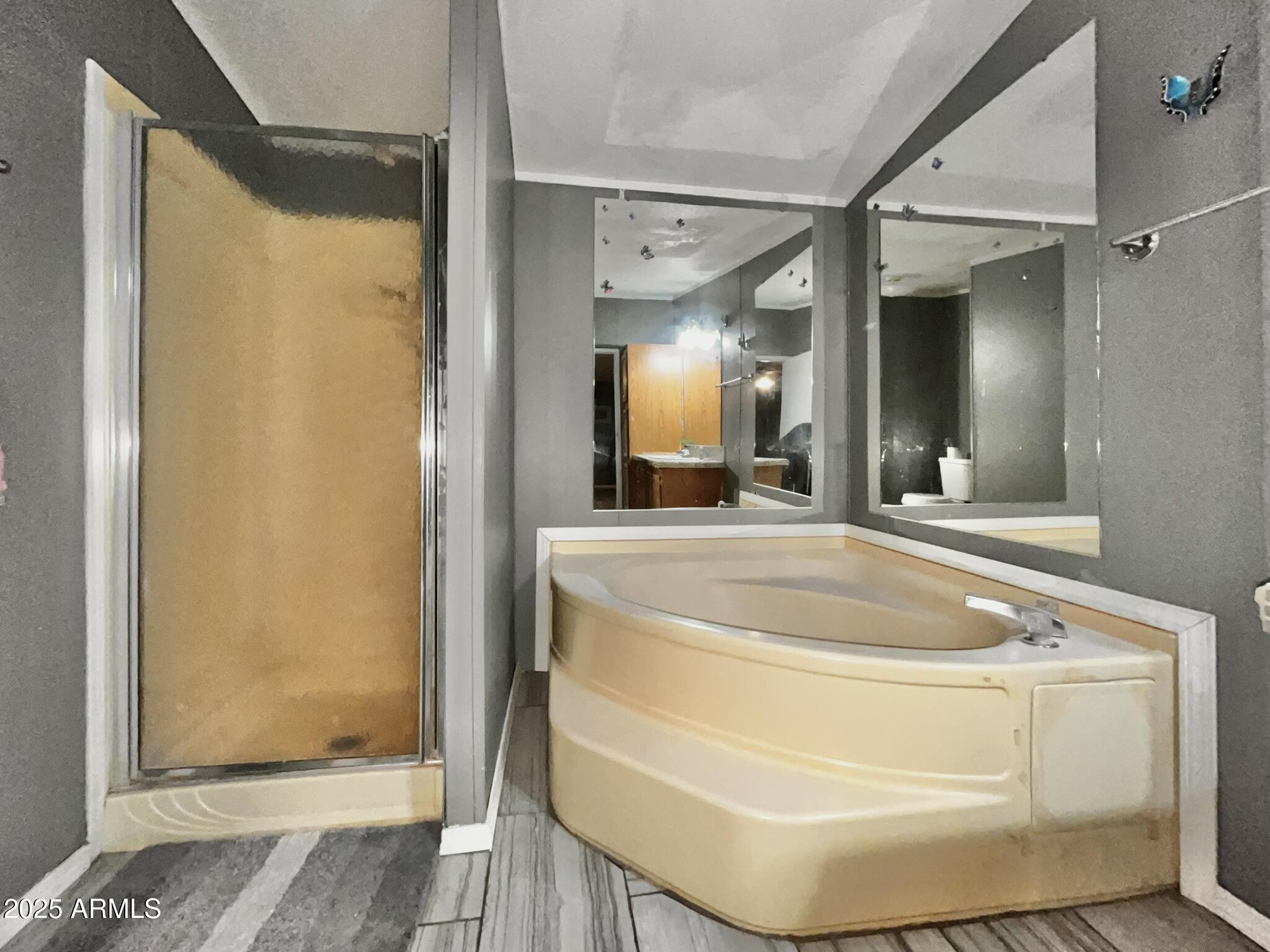 5943 North Bordeaux Road Rimrock, AZ 86335 - Photo 15 of 38 a bathroom with a tub