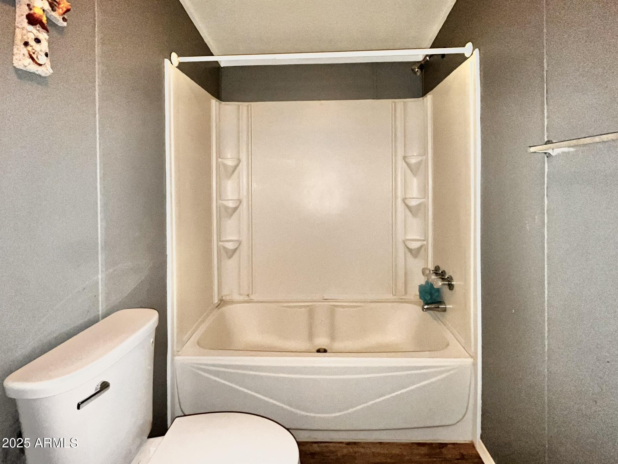 5943 North Bordeaux Road Rimrock, AZ 86335 - Photo 22 of 38 a bathroom with a toilet and a bath tub
