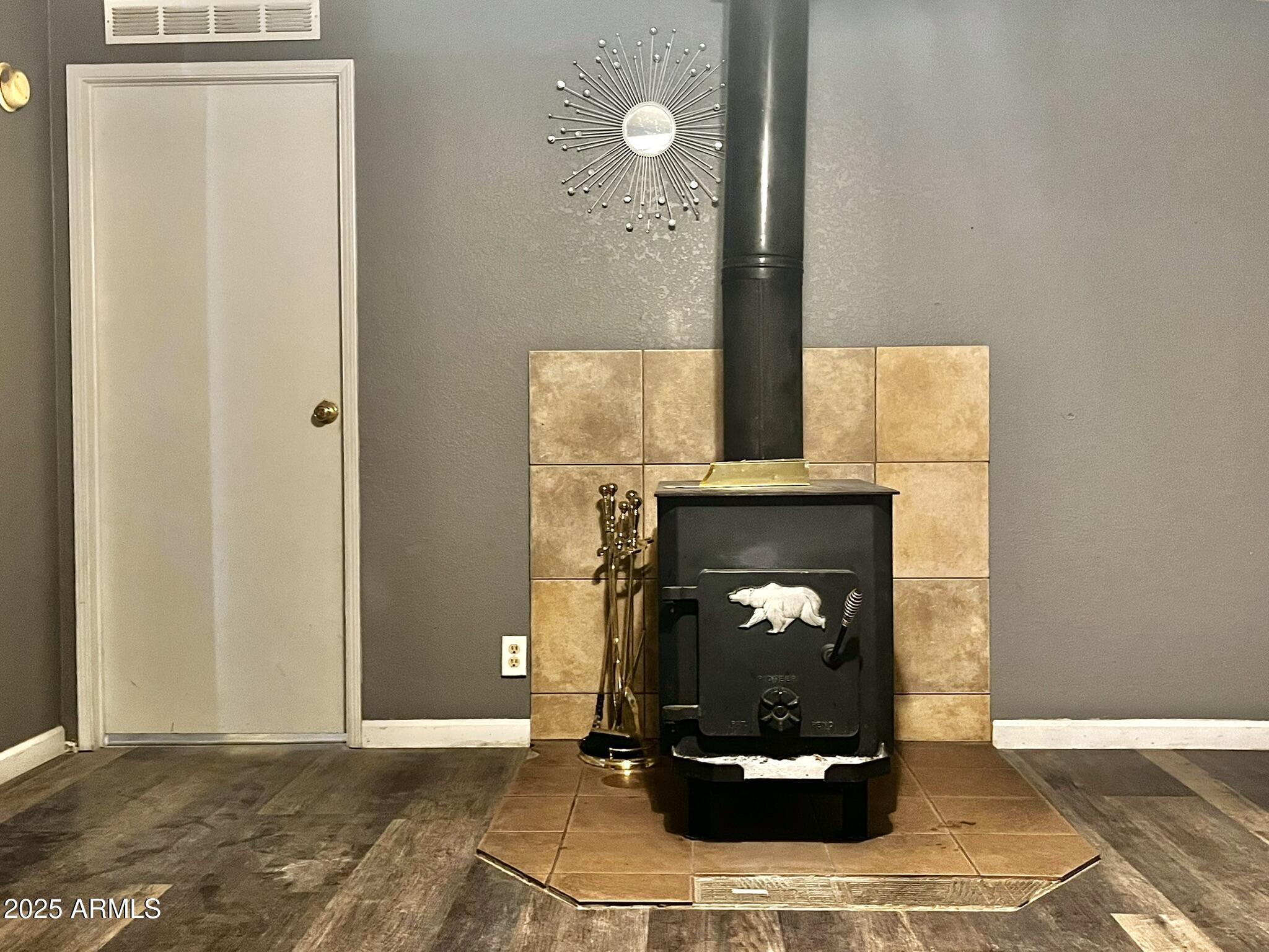 5943 North Bordeaux Road Rimrock, AZ 86335 - Photo 9 of 38 a living room with a fireplace and a potted plant