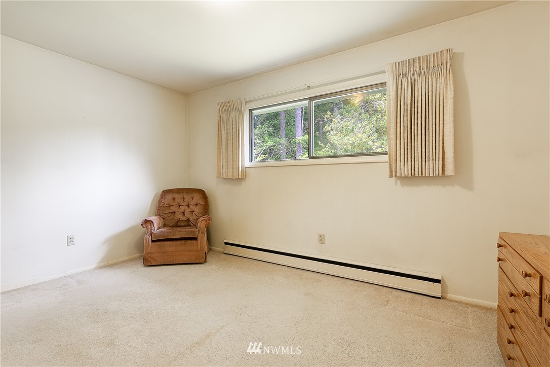 8980 Kendall Road Sumas, WA 98295 - Photo 12 of 39 a room with toys and windows