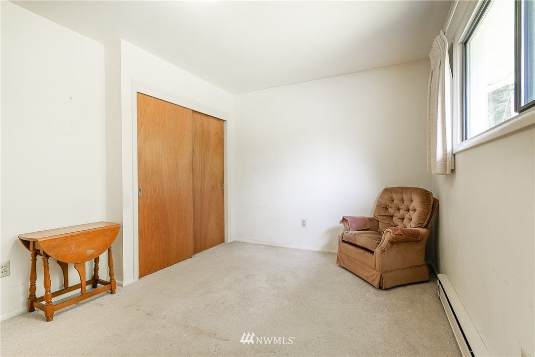 8980 Kendall Road Sumas, WA 98295 - Photo 13 of 39 a living room with furniture