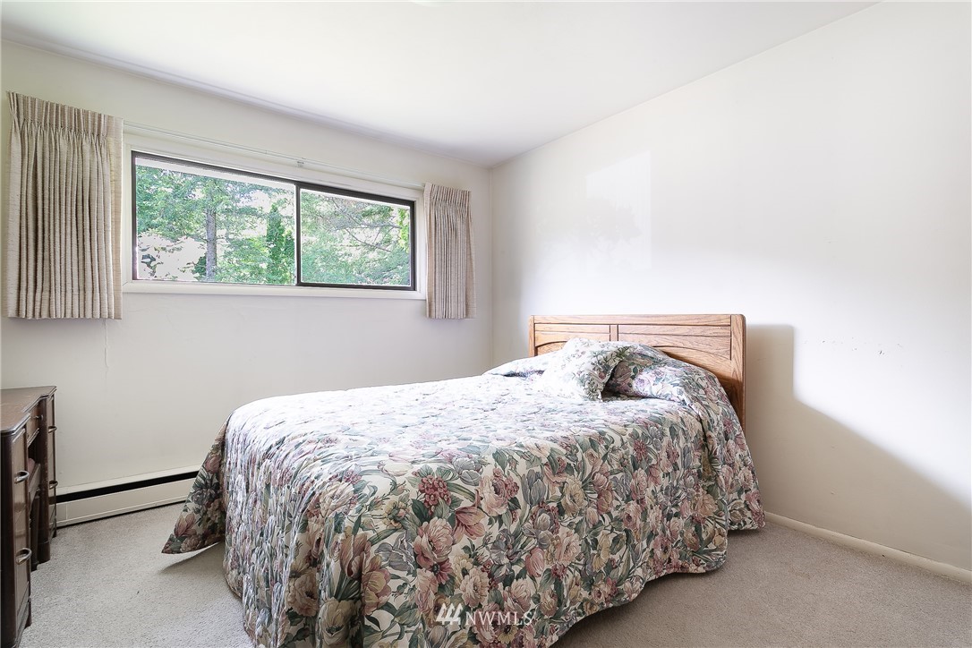 8980 Kendall Road Sumas, WA 98295 - Photo 14 of 39 a bedroom with a bed and window