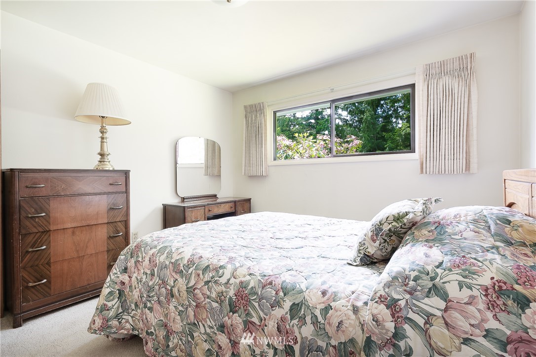 8980 Kendall Road Sumas, WA 98295 - Photo 15 of 39 a bedroom with a bed and a window