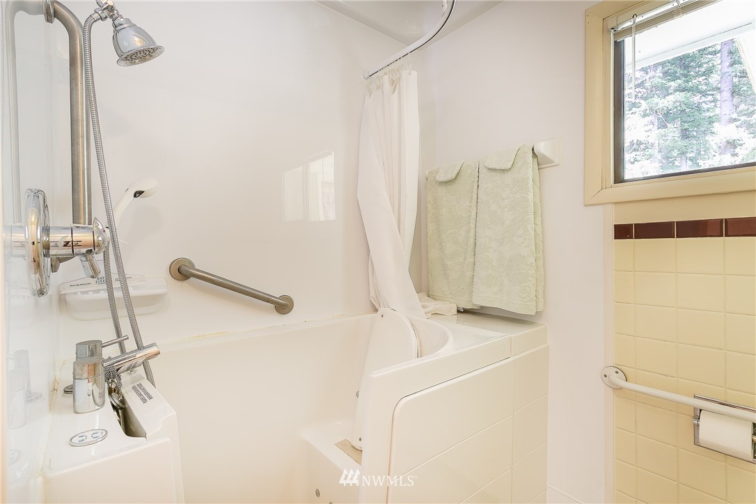 8980 Kendall Road Sumas, WA 98295 - Photo 18 of 39 a bathroom with a shower