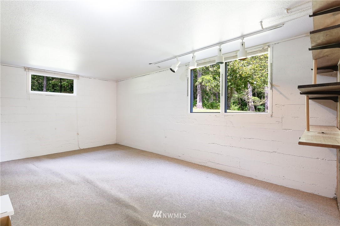 8980 Kendall Road Sumas, WA 98295 - Photo 19 of 39 an empty room with windows