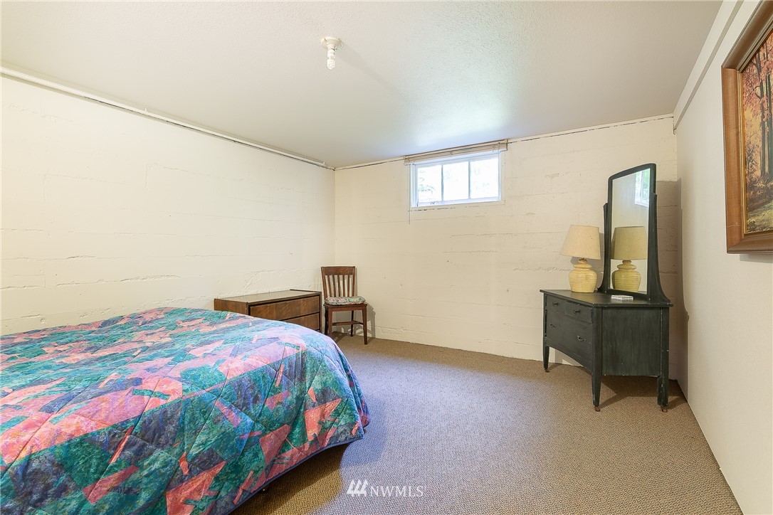 8980 Kendall Road Sumas, WA 98295 - Photo 20 of 39 a bedroom with a bed and a table in it