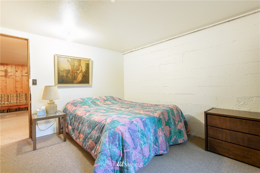 8980 Kendall Road Sumas, WA 98295 - Photo 21 of 39 a bedroom with a bed and chair