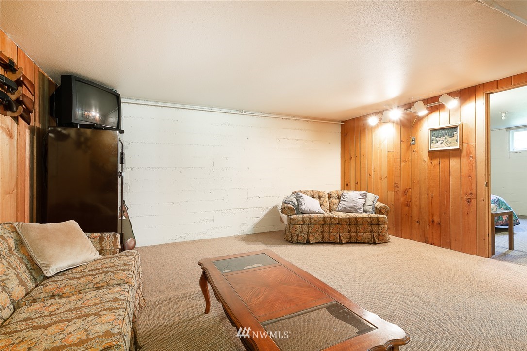 8980 Kendall Road Sumas, WA 98295 - Photo 22 of 39 a bedroom with a bed and a couch