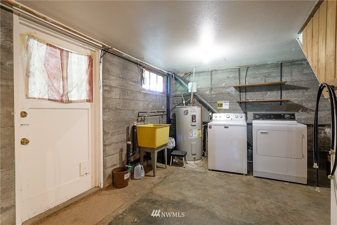 8980 Kendall Road Sumas, WA 98295 - Photo 24 of 39 a view of a storage & utility room with washer and dryer