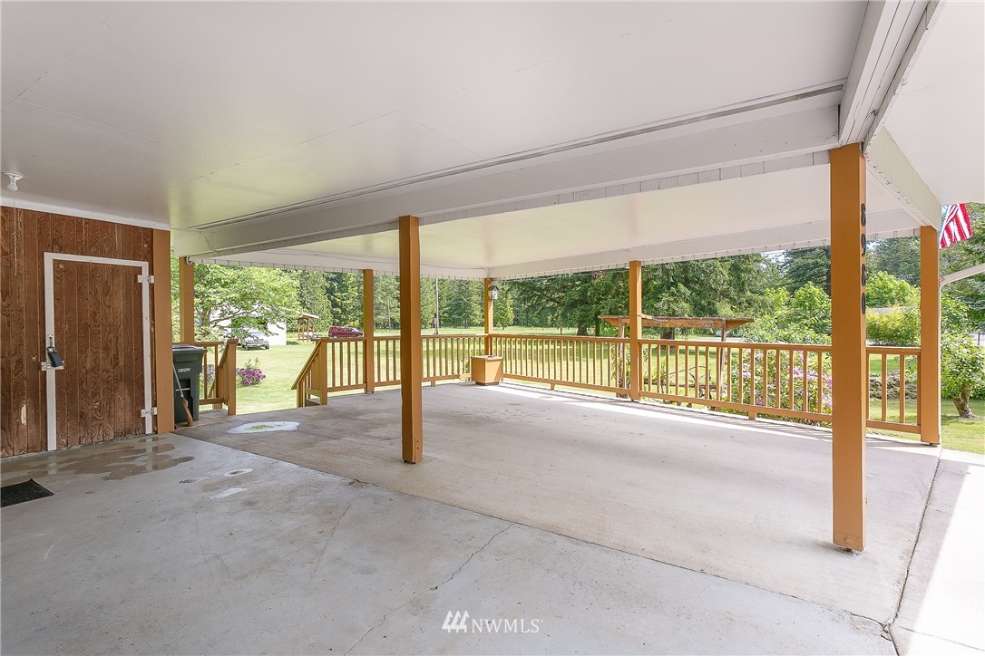 8980 Kendall Road Sumas, WA 98295 - Photo 35 of 39 a view of an empty room with a large window