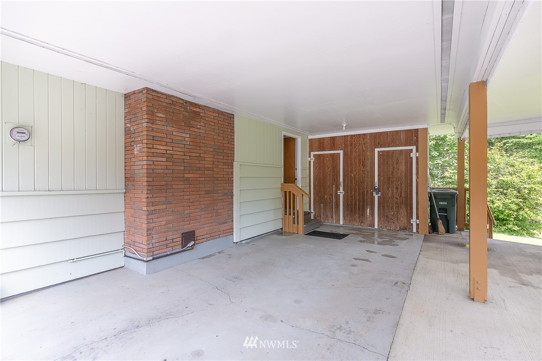 8980 Kendall Road Sumas, WA 98295 - Photo 36 of 39 an empty room with windows