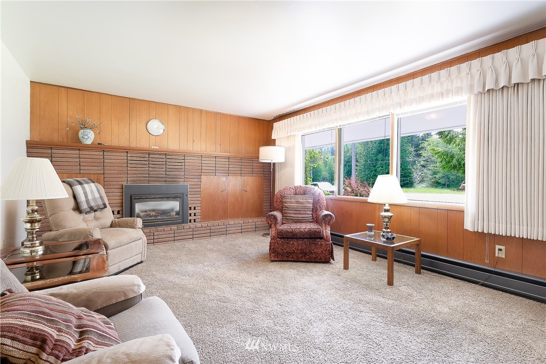 8980 Kendall Road Sumas, WA 98295 - Photo 5 of 39 a living room with furniture and a large window