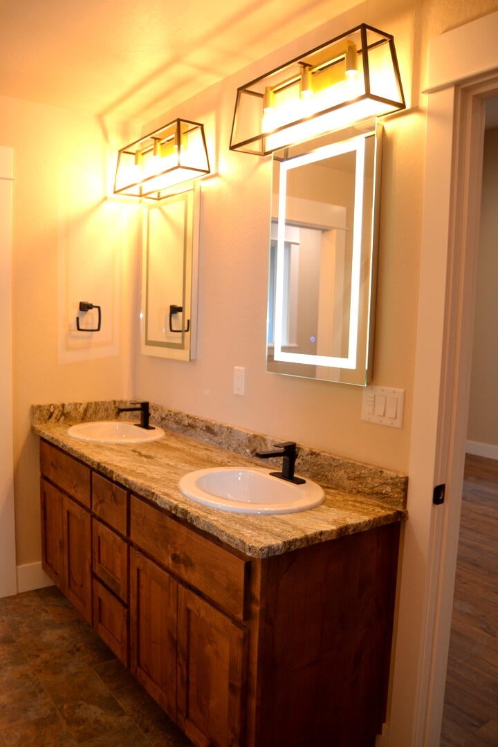 274 Rockinghorse Drive Grants Pass, OR 97527 - Photo 12 of 28 Master bath