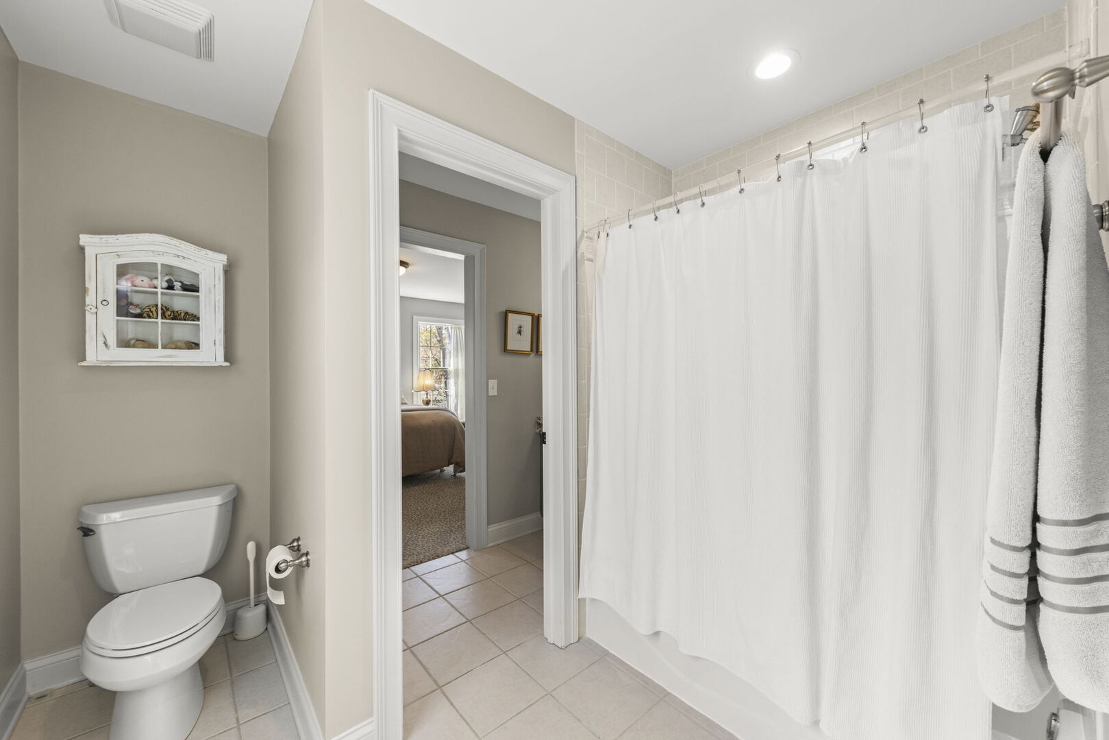 4804 Northcott Avenue Downers Grove, IL 60515 - Photo 27 of 36 a bathroom with a toilet and a shower